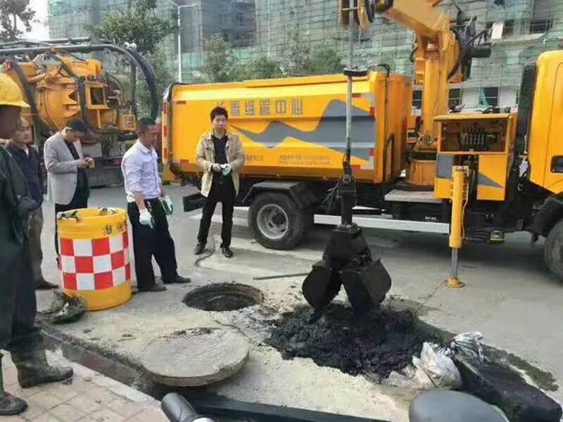 新巴尔虎右街道：网格员化身“清道夫”，为民解忧疏通“堵心”化粪池