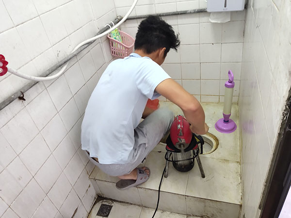 新巴尔虎右肥皂掉到马桶里把马桶堵住了怎么办？马桶堵住了怎么办