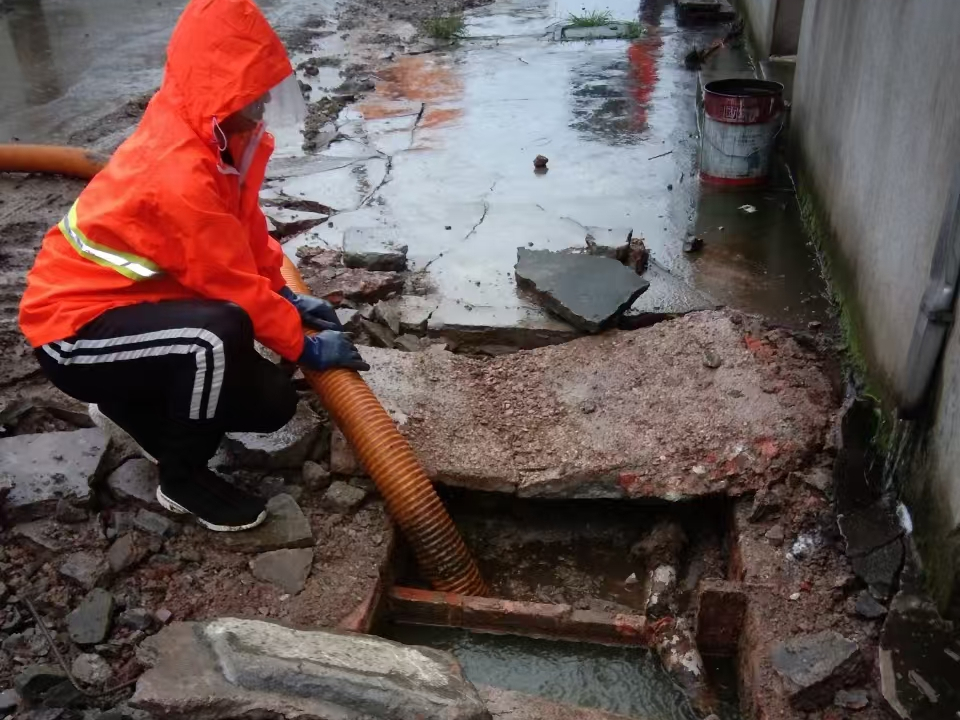 新巴尔虎右专业清理污水池 炜誉市政以规范流程守护城市 “肠道”